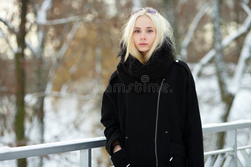 Portrait D hiver La Jeune Femme Blonde S est Habill e Dans Une