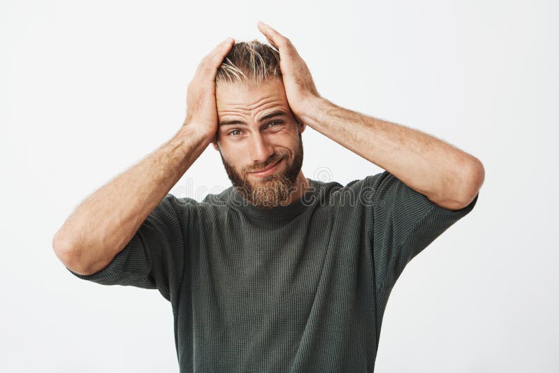 Portrait d'homme bel avec la coiffure élégante et la barbe ayant fatigué l'expression en raison du mal de tête après dure journée images stock Portrait d'homme bel avec la coiffure élégante et la barbe ayant fatigué l'expression en raison du mal de tête après dure journée images stock