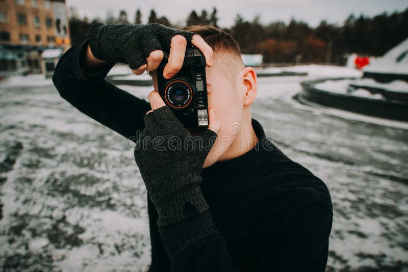 Portrait d'homme bel élégant avec l'appareil-photo photographie stock Portrait d'homme bel élégant avec l'appareil-photo photographie stock