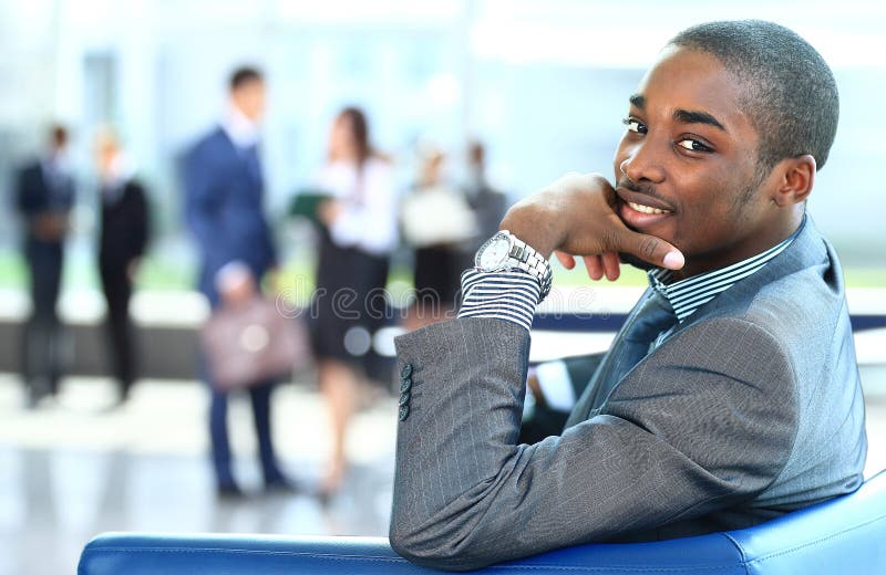 Portrait d'homme de sourire d'affaires d'Afro-américain