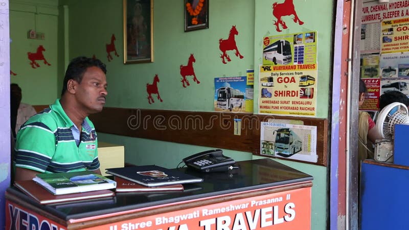 Portrait d'homme indien se reposant par un compteur de billetterie