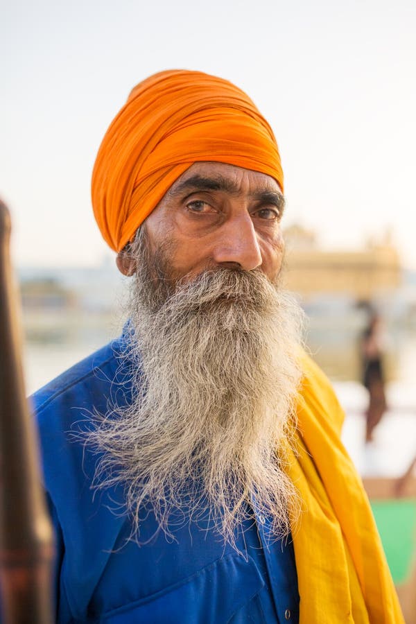 Homme Avec  Une Barbe Touffue Qui Souffle Un Baiser Image 