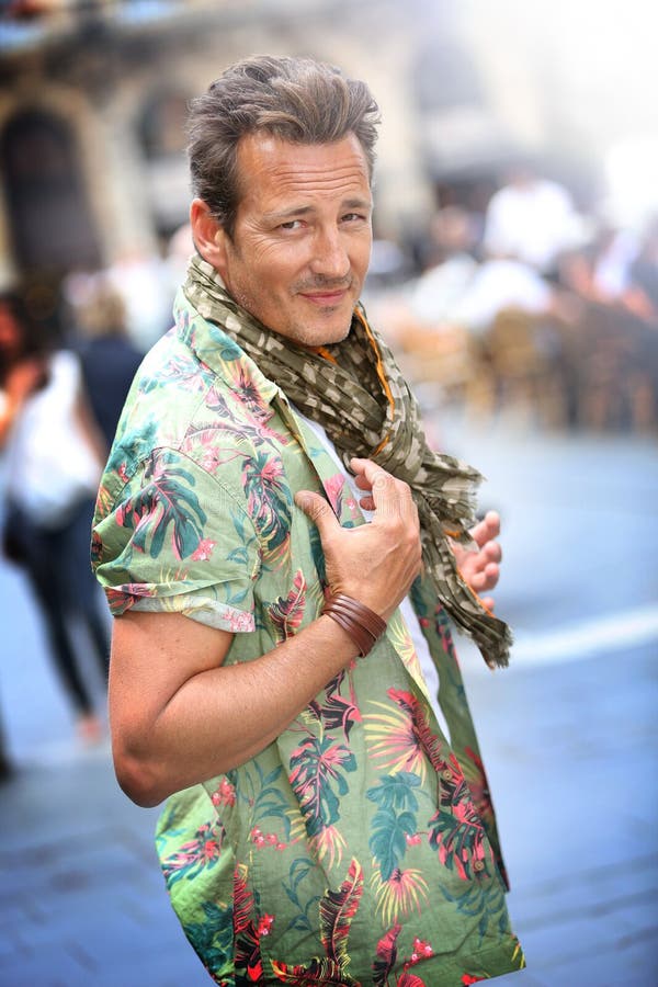 Portrait d'homme élégant bel avec des accessoires en ville image stock Portrait d'homme élégant bel avec des accessoires en ville image stock