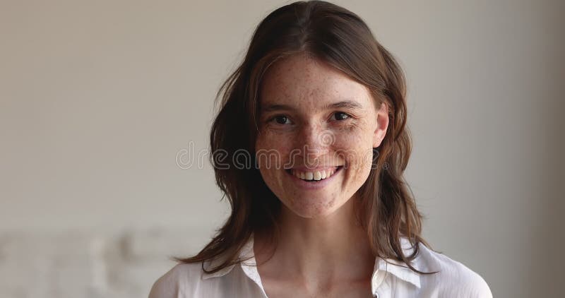 Portrait d'image jeune femme avec visage dérouté pose à l'intérieur clips vidéos