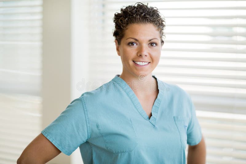 Portrait d'infirmière féminine heureuse photographie stock Portrait d'infirmière féminine heureuse photographie stock