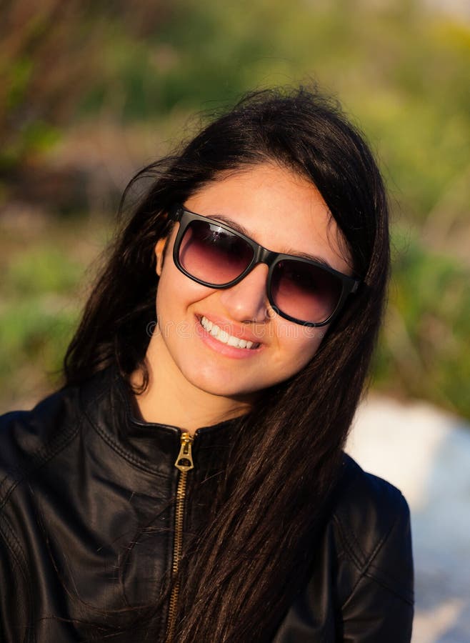 Portrait d'un adolescent avec des lunettes de soleil photographie stock Portrait d'un adolescent avec des lunettes de soleil photographie stock