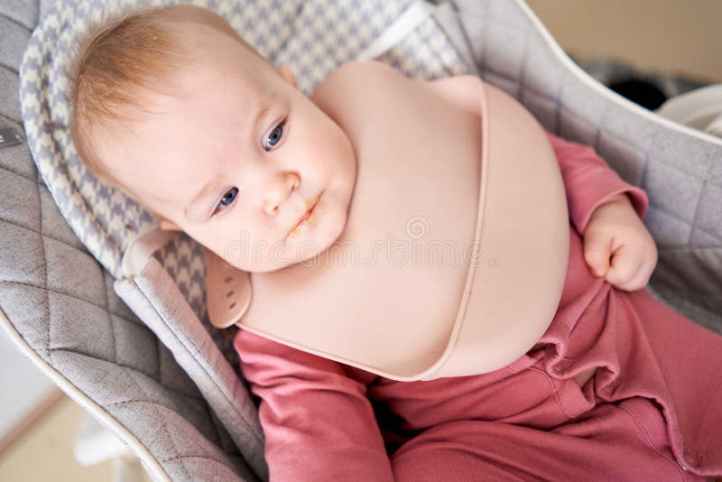 Portrait D Un Bebe Aux Levres Sales Jeune Mere Nourrissant Sa Petite Fille Avec De La Puree De Fruits Le Bebe A 7 Mois Photo Stock Image Du Maman Repas Portrait D Un Bebe Aux Levres Sales Jeune Mere Nourrissant Sa Petite Fille Avec De La Puree De Fruits Le Bebe A 7 Mois Photo Stock Image Du Maman Repas