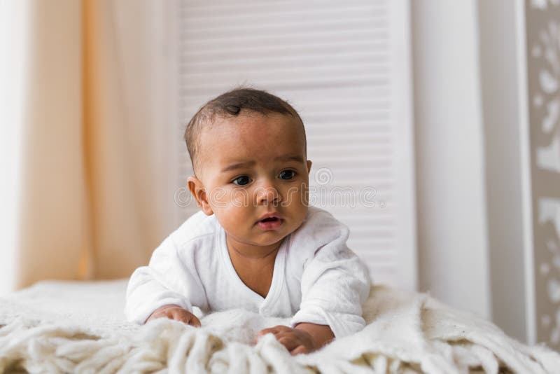 Le Bebe Garcon Mignon D Afro Americain De Metis Joue A L Interieur Sur Un Lit Photo Stock Image Du Bonheur Amis