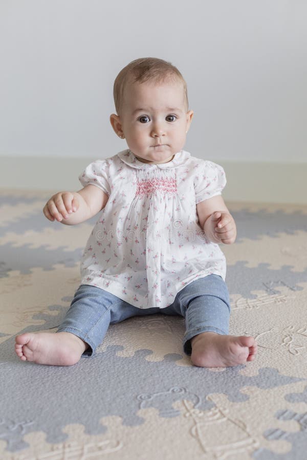 Portrait d'un beau bébé à la maison Concept de la famille à l'intérieur Journ?e et mode de vie image stock Portrait d'un beau bébé à la maison Concept de la famille à l'intérieur Journ?e et mode de vie image stock
