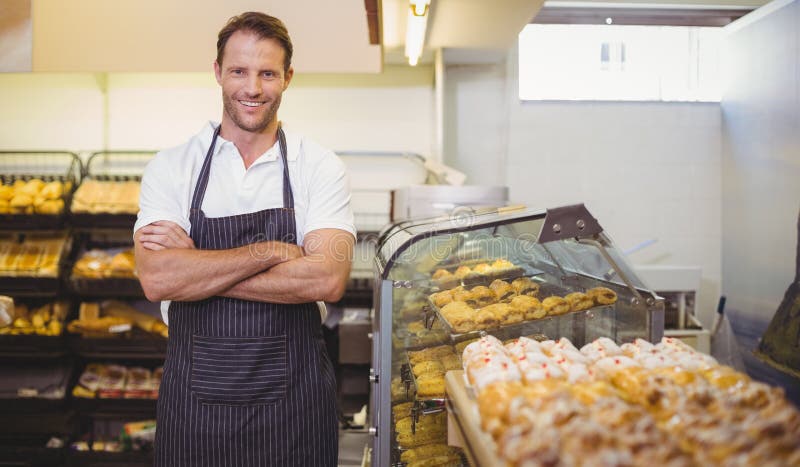 Download Portrait D'un Boulanger De Sourire Avec Le Bras Croisé Photo stock - Image du propriétaire, mûr: 56488306