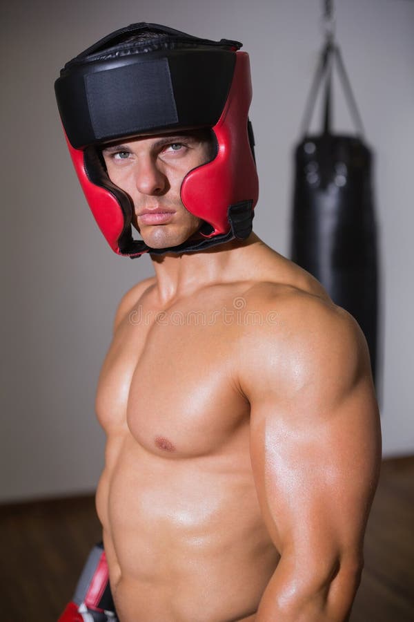 Portrait d'un boxeur musculaire sans chemise photo stock Portrait d'un boxeur musculaire sans chemise photo stock