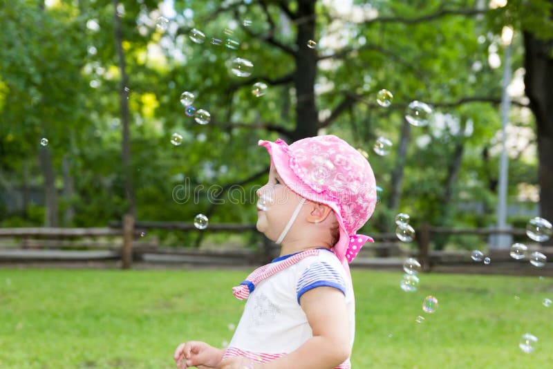 Portrait d'un bébé et des bulles de savon images libres de droits Portrait d'un bébé et des bulles de savon images libres de droits