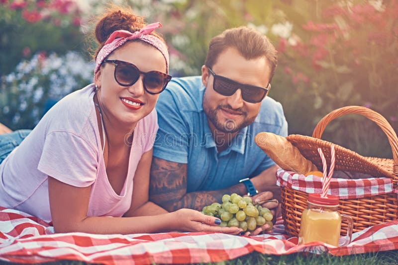 Un Homme Dans Des Lunettes Avec Le Tatouage Sur Son Bras Utilisant La  Tablette Portative Sur Un Siège Arrière D'une Voiture Image stock - Image  du intérieur, caucasien: 113303877