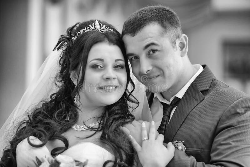 Portrait d'un couple heureux de nouveaux mariés image stock Portrait d'un couple heureux de nouveaux mariés image stock