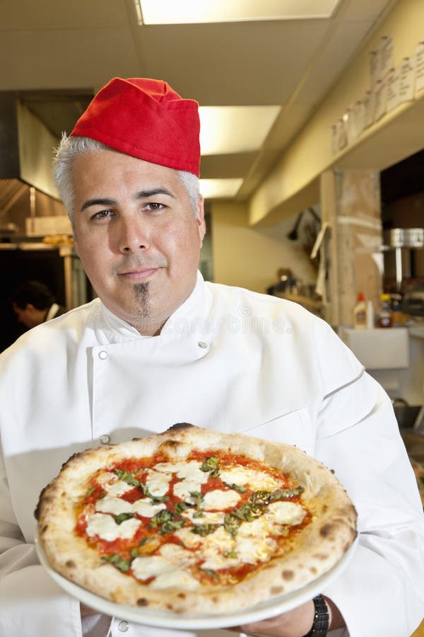 Portrait D'un Chef Heureux Tenant La Pizza Avec La Belle Serveuse Image