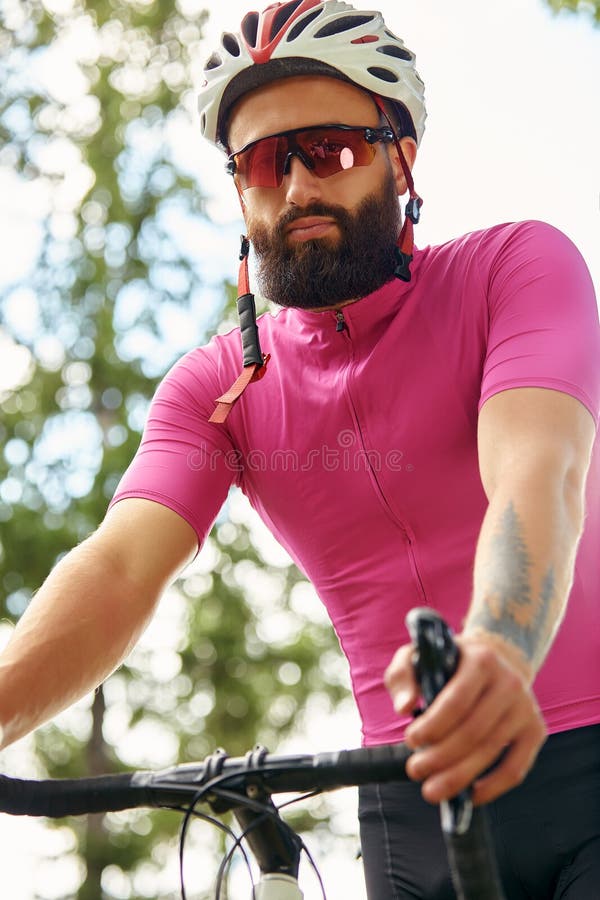 Portrait D'un Cycliste à L'arrière Du Ciel Un Homme En Costume Cycliste  Avec Lunettes Vélo Hobby Autour Image stock - Image du nature, glaces:  272841131