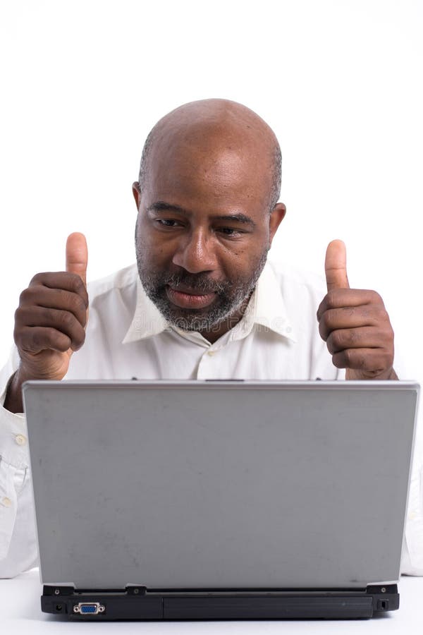 Portrait d'un expert en matière sûr de logiciel d'Afro-américain signalant correct avec des pouces tout en reposant l'avant d'un photo stock Portrait d'un expert en matière sûr de logiciel d'Afro-américain signalant correct avec des pouces tout en reposant l'avant d'un photo stock