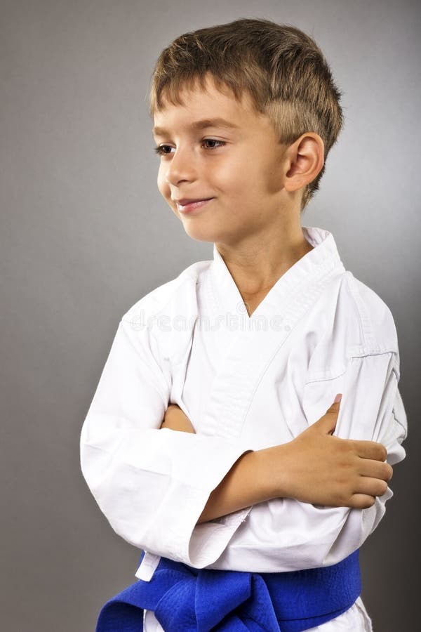 Portrait D'un Enfant De Karaté Dans Le Kimono Prêt à Combattre Photo stock  - Image du courroie, énergie: 45531272