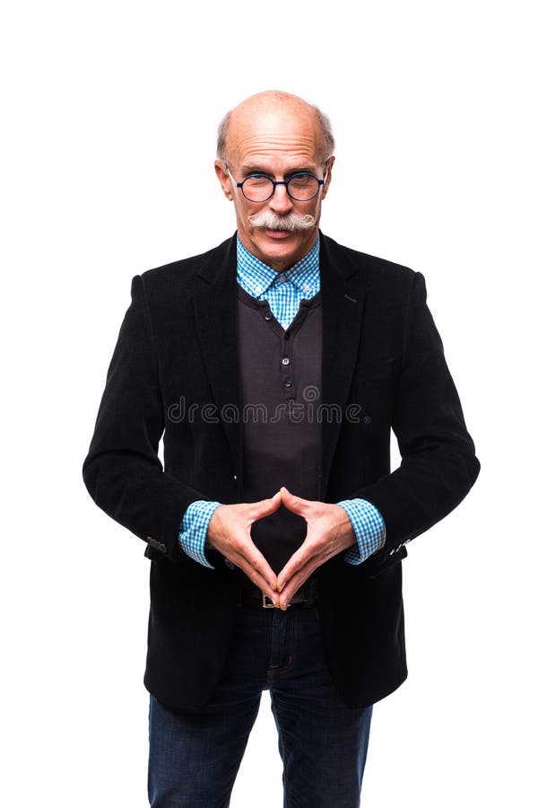 Portrait d'un homme d'affaires supérieur heureux et sûr d'isolement avec les mains croisées sur le fond blanc photographie stock libre de droits Portrait d'un homme d'affaires supérieur heureux et sûr d'isolement avec les mains croisées sur le fond blanc photographie stock libre de droits