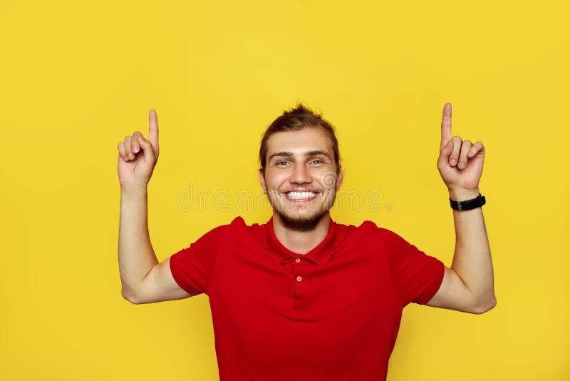Portrait d'un homme barbu heureux dirigeant des doigts au copyspace d'isolement au-dessus du fond jaune image libre de droits Portrait d'un homme barbu heureux dirigeant des doigts au copyspace d'isolement au-dessus du fond jaune image libre de droits