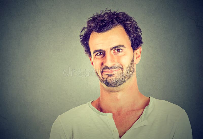 Portrait d'un homme dégoûté image stock Portrait d'un homme dégoûté image stock