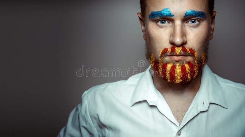 Portrait d'un homme sévère avec la barbe d'A, démêlé en couleurs du drapeau de la Catalogne Concept de portrait de créativité photo libre de droits Portrait d'un homme sévère avec la barbe d'A, démêlé en couleurs du drapeau de la Catalogne Concept de portrait de créativité photo libre de droits