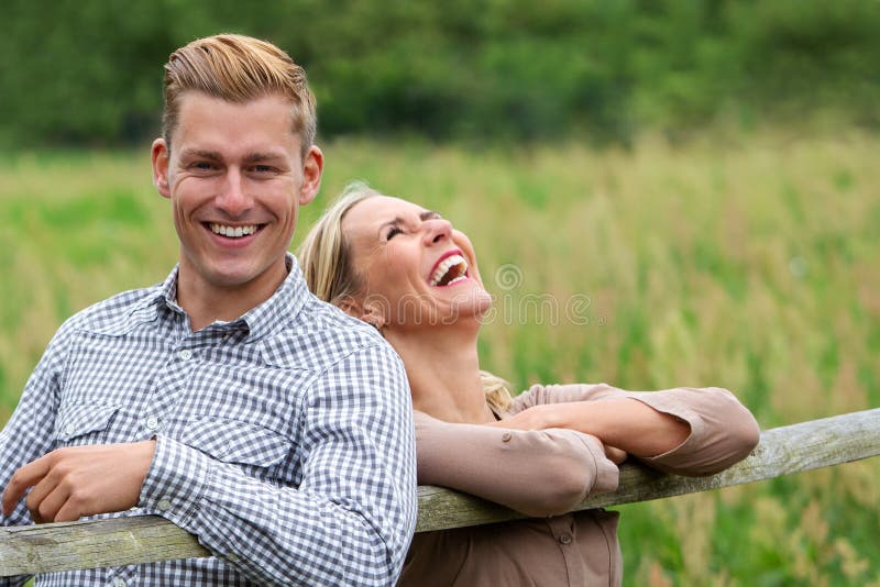 Portrait d'un jeune couple heureux riant dehors dans la nature