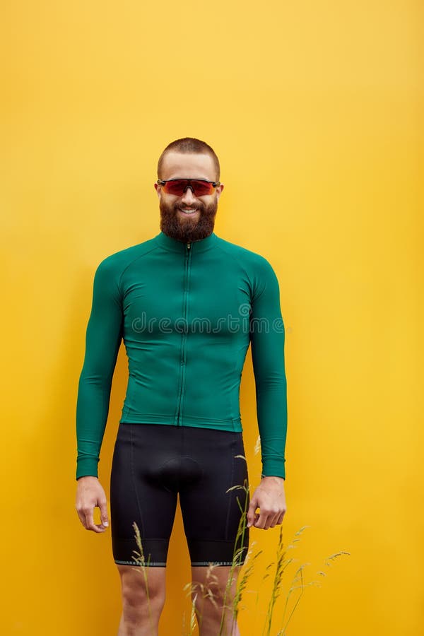 Portrait D'un Cycliste à L'arrière Du Ciel Un Homme En Costume Cycliste  Avec Lunettes Vélo Hobby Autour Image stock - Image du nature, glaces:  272841131