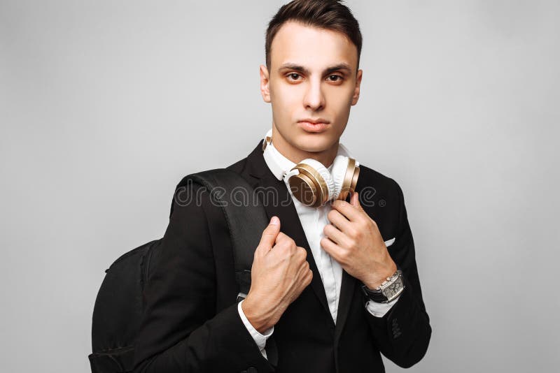Portrait d'un jeune homme beau d'affaires, mâle, dans un bl classique photographie stock libre de droits Portrait d'un jeune homme beau d'affaires, mâle, dans un bl classique photographie stock libre de droits