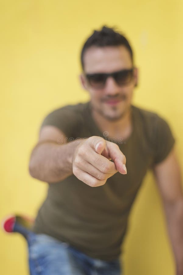 Portrait d'un jeune homme beau dirigeant le doigt à vous contre photo stock