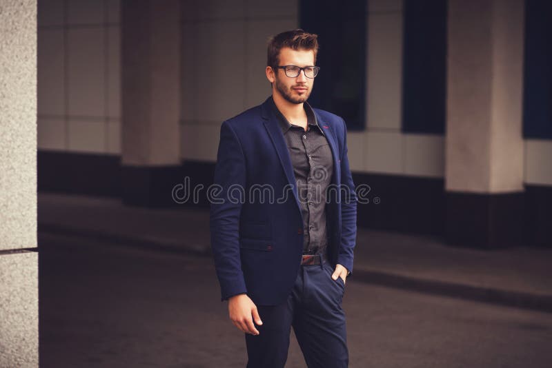 Portrait d'un jeune homme d'affaires attirant photo libre de droits Portrait d'un jeune homme d'affaires attirant photo libre de droits