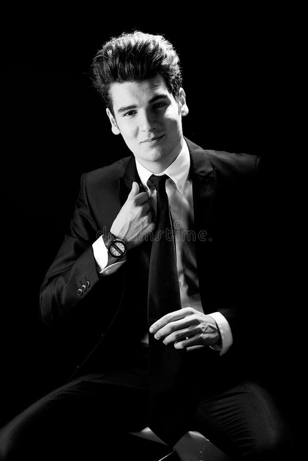Jeune homme d'affaires, sur le fond noir photographie stock