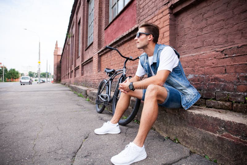 Portrait d'un jeune homme ? la mode dans la ville image libre de droits Portrait d'un jeune homme ? la mode dans la ville image libre de droits