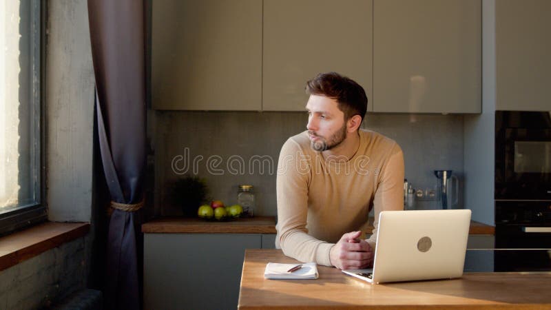 Portrait d'un jeune homme pensant des idées pour son entreprise à la maison photographie stock
