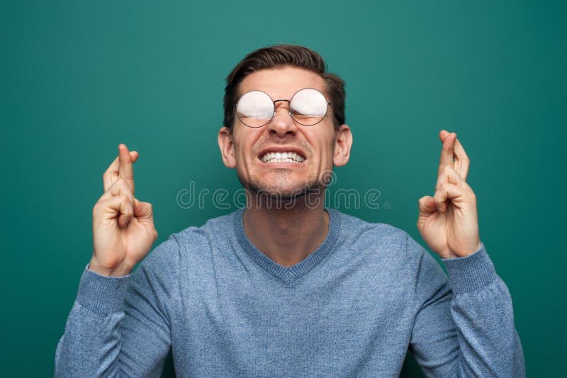 Portrait d'un jeune homme tendu avec des verres image libre de droits Portrait d'un jeune homme tendu avec des verres image libre de droits