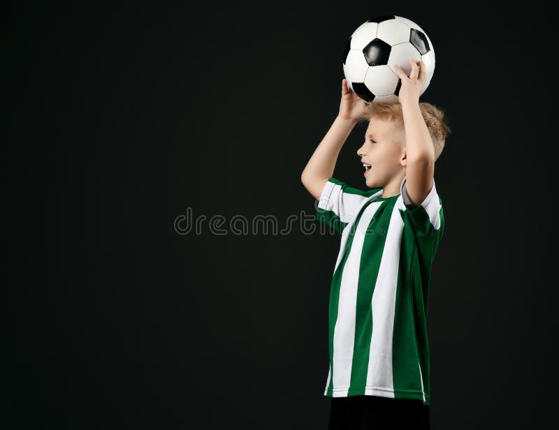 Portrait D & # 39 ; Un Garçon Mignon Avec Un Ballon De Football Isolé Sur  Un Fond Blanc. Adolescent Athlétique Dans La Chemise Jaune Et Short  Silencieux Banque D'Images et Photos