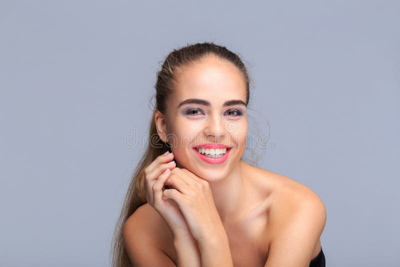 Portrait d'un jeune modèle avec des mains, concept de beauté, cosmétiques images libres de droits Portrait d'un jeune modèle avec des mains, concept de beauté, cosmétiques images libres de droits