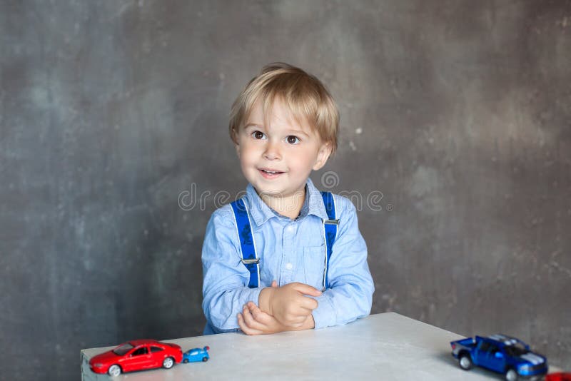 Portrait d'un petit garçon mignon jouant avec des voitures, les jeux des enfants indépendants Garçon préscolaire jouant avec des images libres de droits Portrait d'un petit garçon mignon jouant avec des voitures, les jeux des enfants indépendants Garçon préscolaire jouant avec des images libres de droits