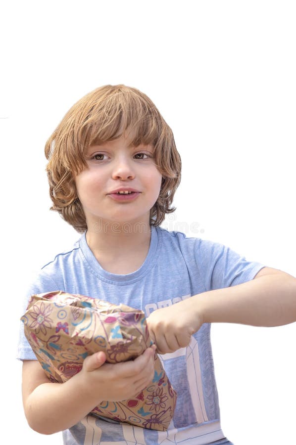 Portrait d'un petit garçon qui exalté son cadeau d'anniversaire, sur un fond blanc photographie stock Portrait d'un petit garçon qui exalté son cadeau d'anniversaire, sur un fond blanc photographie stock