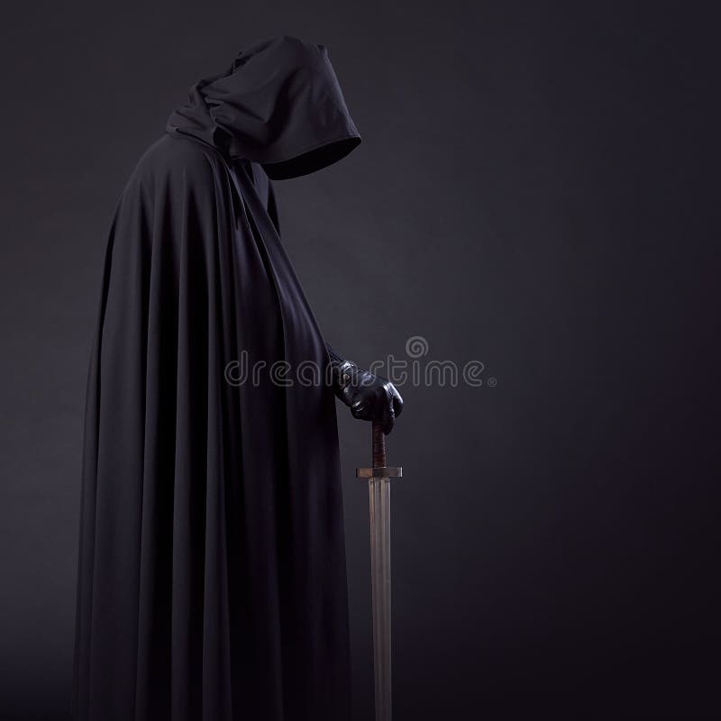 Portrait d'un vagabond courageux de guerrier dans un manteau et une épée noirs à disposition