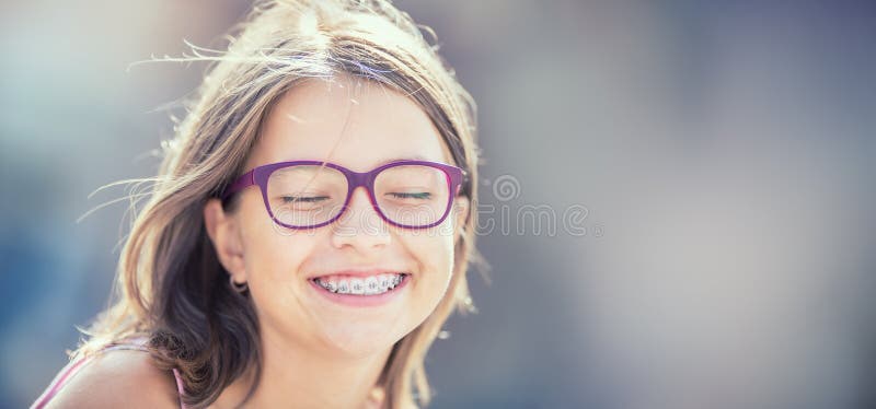 Portrait d'une adolescente de sourire heureuse avec des bagues dentaires et photo stock Portrait d'une adolescente de sourire heureuse avec des bagues dentaires et photo stock