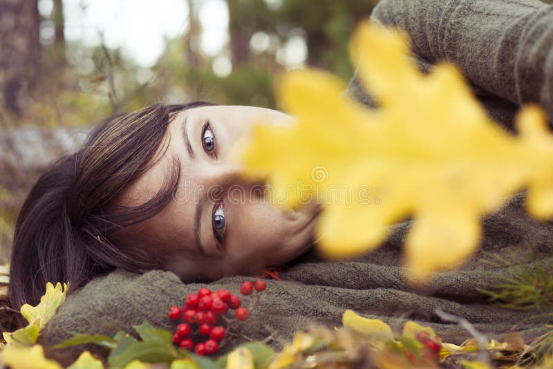Portrait d'une belle brune en parc d'automne images libres de droits Portrait d'une belle brune en parc d'automne images libres de droits