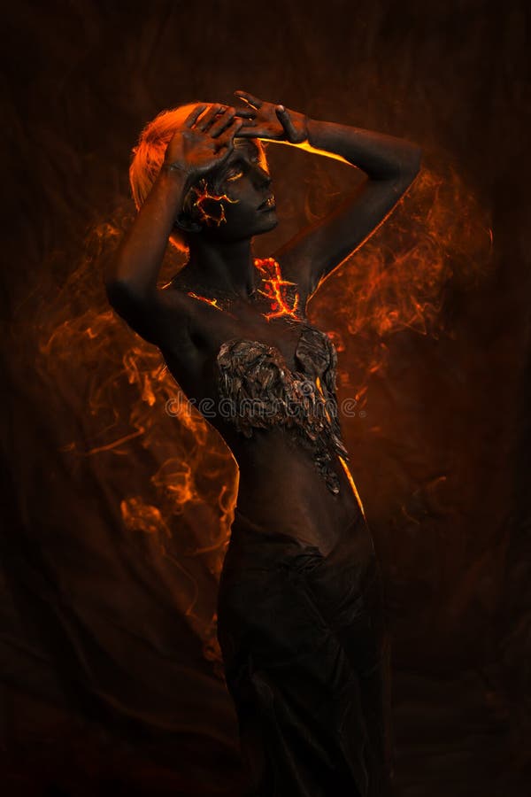 Portrait d'une belle femme avec la peinture de corps images stock Portrait d'une belle femme avec la peinture de corps images stock