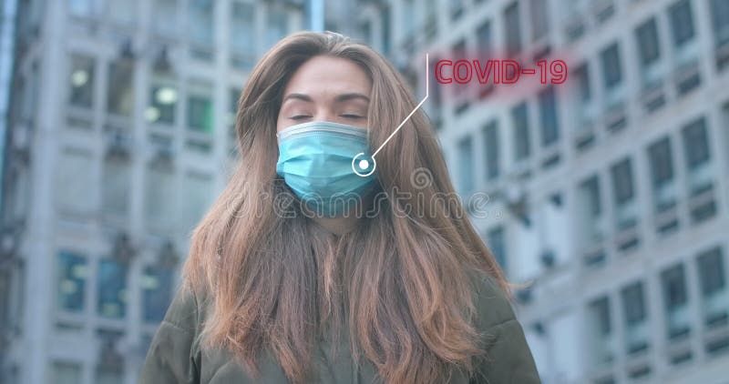 Portrait d'une belle femme caucasienne avec animation 2d covid19. jeune fille portant un masque de protection en ville à clips vidéos