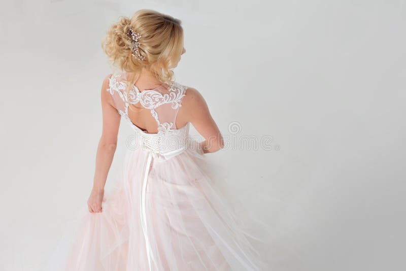 Portrait Dune Belle Fille Dans Une Robe De Mariage Jeune