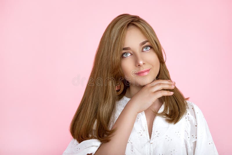 Portrait Dune Belle Fille Naturelle Et Souriante Sur Fond Rose Belle