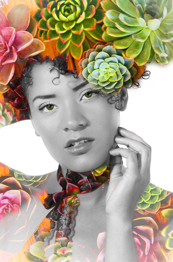 Portrait d'une belle fille sexy d'afro-américain avec une coiffure Afro, avec l'exposition doble des usines exotiques dans elle photo libre de droits Portrait d'une belle fille sexy d'afro-américain avec une coiffure Afro, avec l'exposition doble des usines exotiques dans elle photo libre de droits