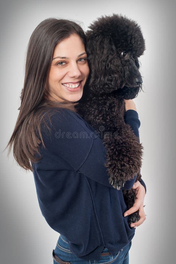Portrait d'une belle jeune femme étreignant son beau chien photos libres de droits Portrait d'une belle jeune femme étreignant son beau chien photos libres de droits