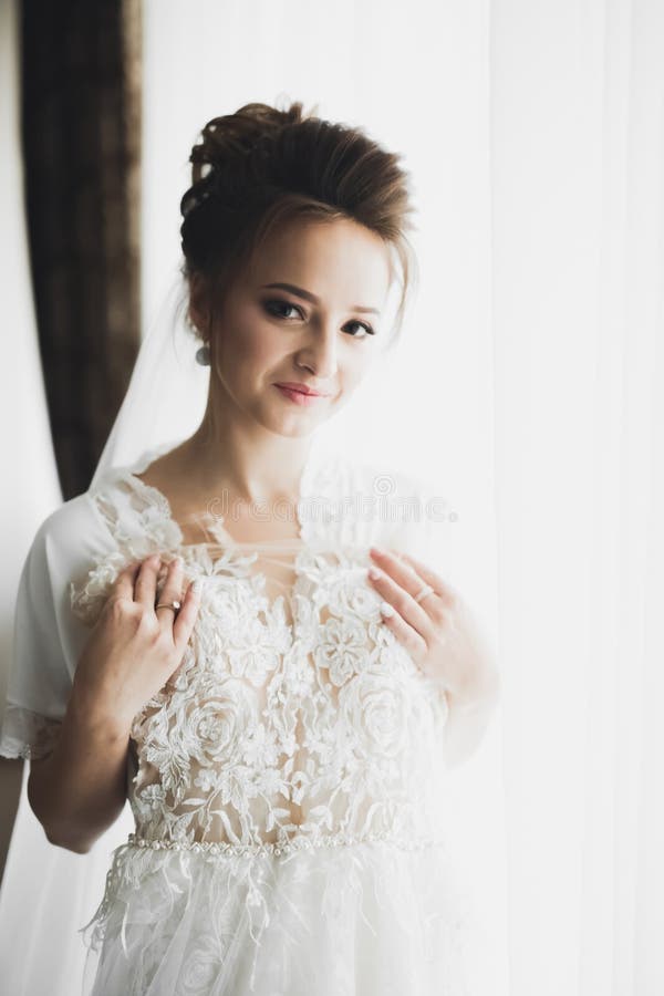Portrait d'une belle mariée avec voile de mode au mariage photo libre de droits