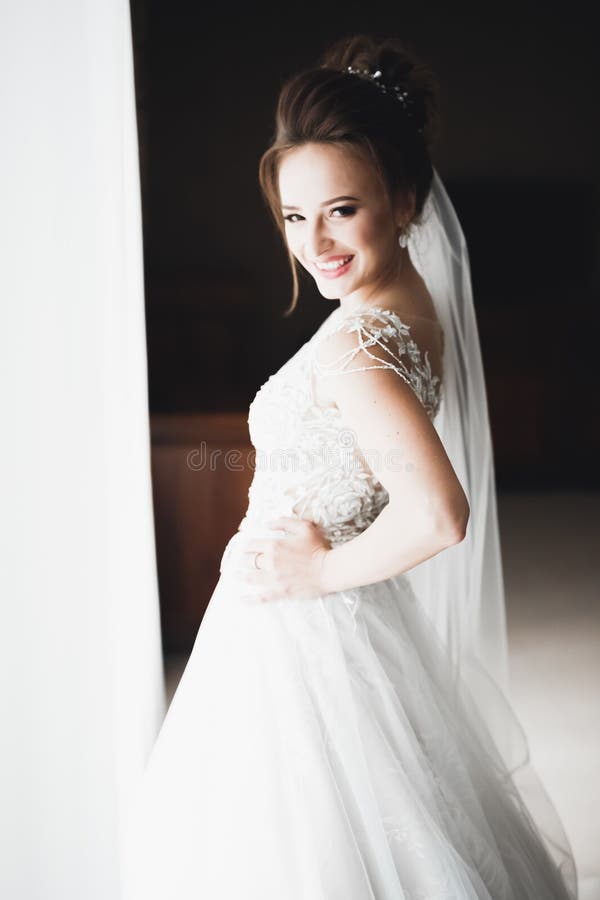 Portrait d'une belle mariée avec voile de mode au mariage photo libre de droits